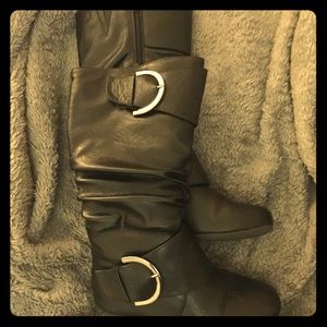 Round toe ruched slouchy mid calf boots w buckles